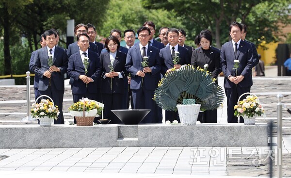 더불어민주당 김민석 대표가 당 지도부와 함께 19일 오전 경남 김해시 진영읍 봉하마을 고(故) 노무현 전 대통령 묘역을 찾아 참배하고 있다. (사진=임승제 기자) ⓒ포인트경제