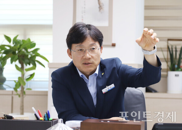 조용식 울산광역시교육감이 최근 본지와 인터뷰를 갖고 교권 보호와 학생 마음건강 회복, 산업수도 울산에 걸맞은 직업교육 혁신, 학교의 지역사회 개방까지 4년 로드맵을 밝히고 있다. (사진=윤선영) ⓒ포인트경제