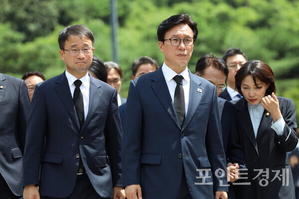 더불어민주당 김민석 대표가 당 지도부와 함께 19일 오전 경남 김해시 진영읍 봉하마을 고(故) 노무현 전 대통령 묘역을 찾아 참배하고 있다. (사진=임승제 기자) ⓒ포인트경제