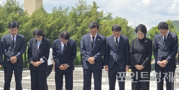 더불어민주당 김민석 대표가 당 지도부와 함께 19일 오전 경남 김해시 진영읍 봉하마을 고(故) 노무현 전 대통령 묘역을 찾아 참배하고 있다. (사진=임승제 기자) ⓒ포인트경제