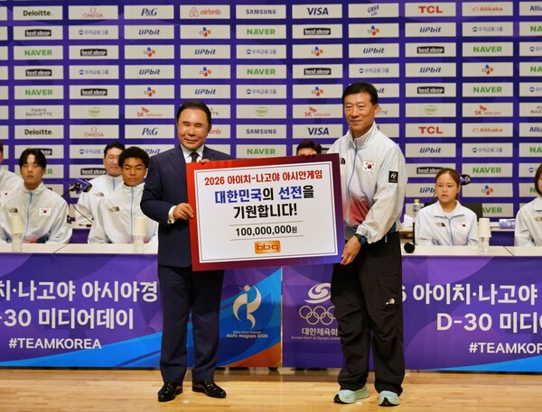 윤홍근 제너시스BBQ 그룹 회장(왼쪽)이 20일 충북 진천 국가대표선수촌에서 열린 ‘2026 아이치-나고야 아시안게임 D-30 미디어데이’에서 김택수 국가대표선수촌장에게 대한민국 국가대표 선수단의 선전을 기원하는 격려금을 전달하고 기념촬영을 하고 있다. /제너시스BBQ