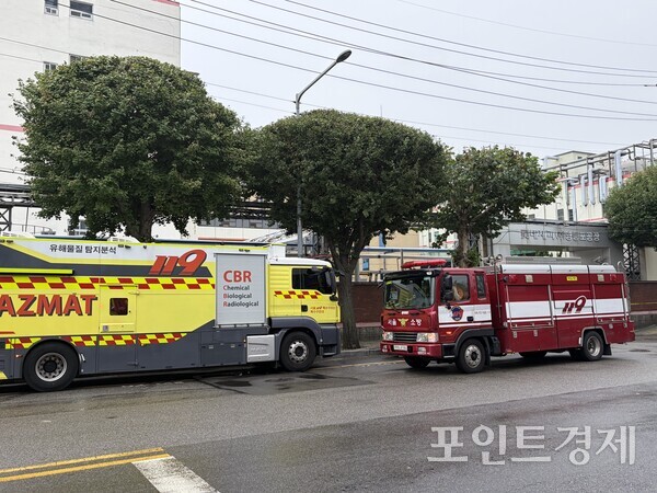 암모니아 가스가 유출되는 사고가 발생한 서울 영등포구 롯데웰푸드 영등포공장 입구에 소방당국의 유해물질 탐지분석 차량이 서 있는 모습 ⓒ포인트경제