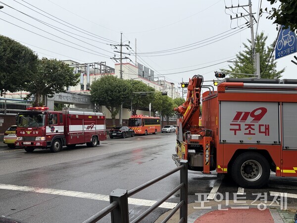 암모니아 가스가 유출되는 사고가 발생한 서울 영등포구 롯데웰푸드 영등포공장 입구에 소방당국 차량이 서 있는 모습 ⓒ포인트경제