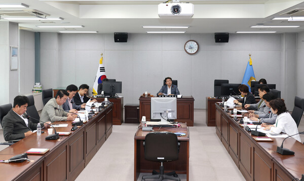 포항시의회 민생경제 특별위원회가 21일 제2차 회의를 열고 '활동계획서'를 최종 심리 했다. 사진=포항시의회(포인트경제)