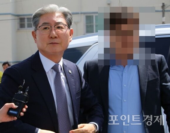 지난 2025년 4월 15일, 오태완 경남 의령군수(왼쪽)와 수행비서 A씨가 함께 창원지법 마산지원에서 열린 무고 혐의에 대한 재판에서 집행유예를 선고 받은 뒤 법정을 나서면서 취재진의 물음에 답하고 있다. (사진=임승제) ⓒ포인트경제