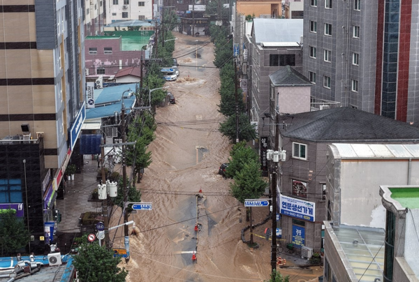 지난 17일 오후 경남 거제시 옥포동 일대 도로와 주요 교차로 전체가 흙탕물로 완전히 뒤덮여 있다. /연합뉴스