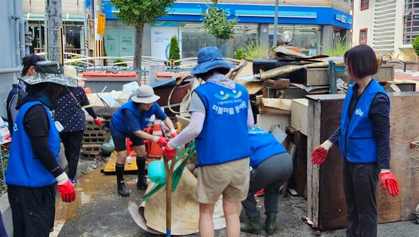 지난 22일 더불어민주당 마산회원구지역위원회가 집중호우로 막대한 피해를 본 경남 통영 지역을 찾아 수해복구 봉사활동을 펼치고 있다. /송순호 페이스북 화면 캡쳐. 