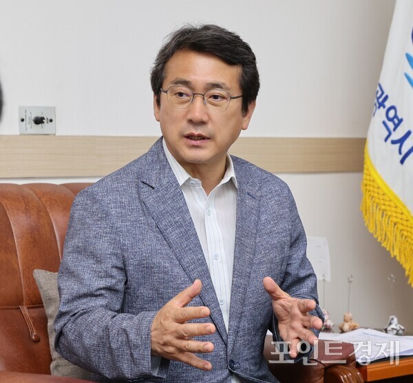 3선 연임에 성공한 강성태 부산 수영구청장이 최근 본지와 인터뷰를 갖고 지난 8년간의 성과에 안주하지 않고 중단 없는 변화와 혁신으로 수영구를 완성해 나가겠다는 각오를 밝히고 있다. /수영구청