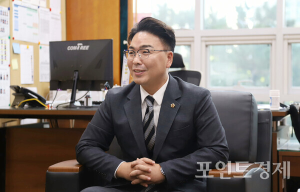 부산시의회 교육위원회 부위원장을 맡고 있는 박준영 부산시의원이 최근 본지와 인터뷰를 갖고 말이 아닌 성과로 승부하겠다는 의지를 전하며 4년간의 의정활동 계획을 밝히고 있다. (사진=윤선영) ⓒ포인트경제