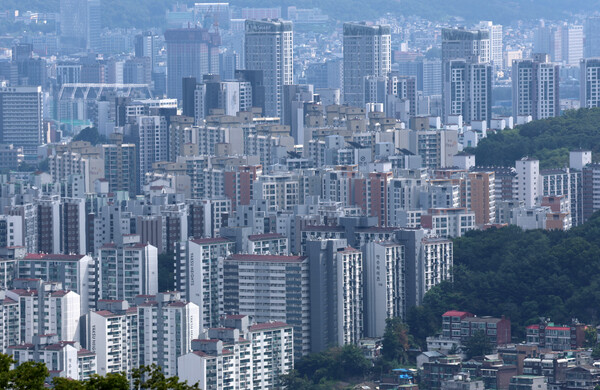 지난 23일 서울 시내의 아파트가 보이고 있다. /뉴시스