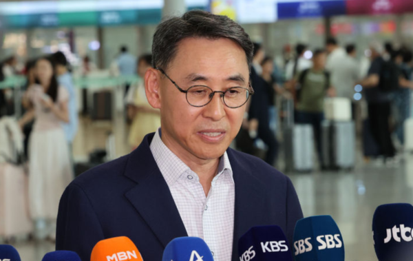 정연인 두산에너빌리티 대표이사가 27일 인천국제공항 제1여객터미널 출국장에서 취재진 질문에 답하고 있다.  /뉴시스