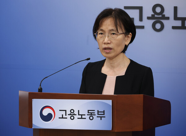정향숙 고용노동부 노동시장조사과장이 27일 오전 세종시 정부세종청사에서 26년 7월 사업체노동력조사와 올해 상반기 지역별 사업체노동력조사 결과를 발표하고 있다. /뉴시스
