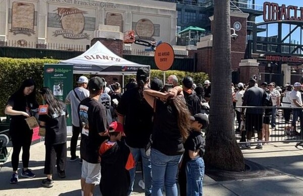 CJ제일제당이 미국 샌프란시스코 자이언츠와 애리조나 다이아몬드백스의 경기가 열린 오라클파크에서 비비고 김 샘플링을 진행하고 있다. /CJ제일제당