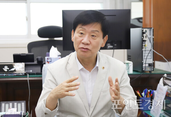 ​부산시의회 김재운 의원(부산진구)이 31일 진행된 제339회 임시회 시정질문을 통해 범천기지 이전 및 이전적지 개발사업이 경제성 확보 이후에도 6년 넘게 지연되고 있는 현실을 지적했다. 사진은 최근 본지와 인터뷰하는 김재운 의원 모습. (사진=윤선영) ⓒ포인트경제