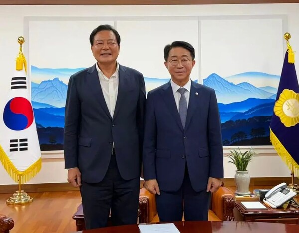 지난 1일 더불어민주당 황기철 진해구지역위원장이 조정식 국회의장을 방문해 기념촬영을 하고 있다. /김묘정 진해구지역위원회 사무국장 페이스북 갈무리