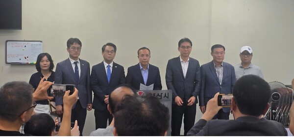 지난 2일 더불어민주당 조문관 전 양산시청 후보 및 예비후보들이 양산시청 프레스센터에서 기자회견을 열고 있다. /조문관 전 후보