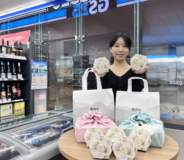 GS25에서 모델이 '한정선 요거트 찹쌀떡'을 들고 포즈를 취하고 있다. /GS리테일