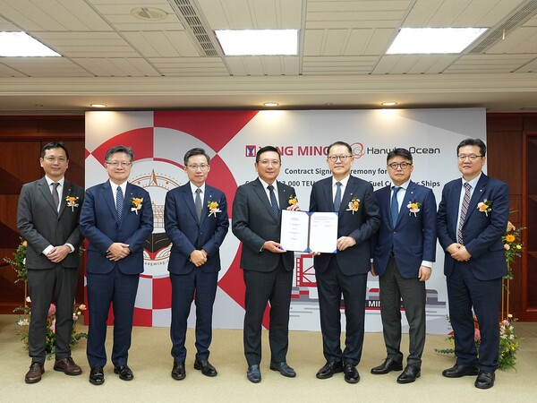 대만에서 한화오션 김희철 대표이사(오른쪽 3번째)와 양밍해운 차이 펑밍 회장(오른쪽 4번째) 등 양사 관계자들이 계약식을 마친 뒤 기념촬영을 하고 있다. /한화오션