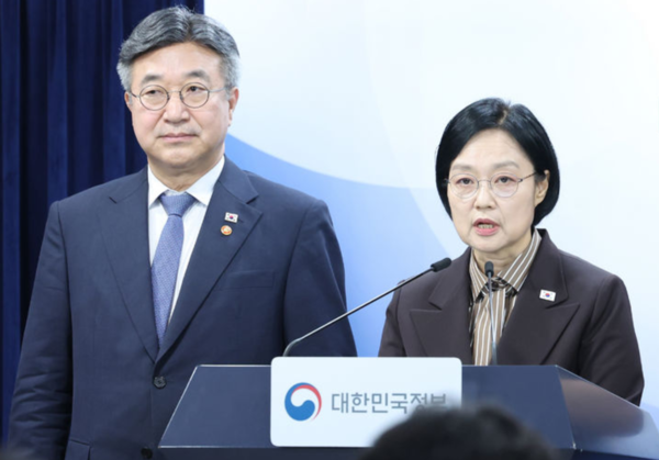 한성숙 국무총리·윤호중 행정안전부 장관이 3일 오전 서울 종로구 정부서울청사에서 행정·공공기관 이전 및 공공기관 기능개혁 관련 기자회견을 하고 있다. /뉴시스