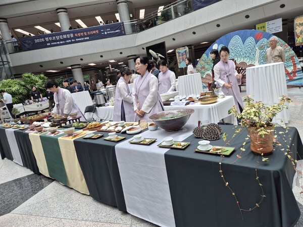지난 2일 정부대전청사 지하 1층 중앙홀에서 열린 '정부조달문화상품특별전 및 프리마켓' 행사가 열리고 있다. /정부조달문화상품협회