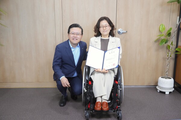 장기수 시장이 4일 사회복지분야 이연경 신임 정책보좌관을 임용하고 기념촬영을 하고 있다. /천안시