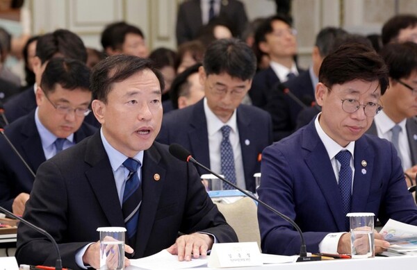 오태석 우주항공청장(오른쪽)이 민항기 국제공동개발 회의에 참석하고 있다/연합뉴스