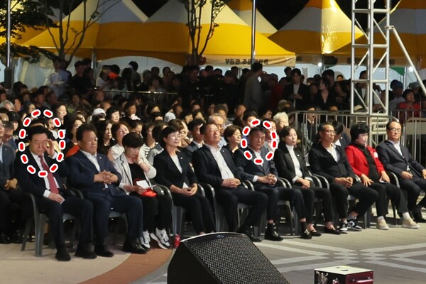 지난 5일 경남 의령군 부림면 우륵문화마당에서 '2026 의령 신반한지우륵문화축제' 개막식 행사가 열리고 있다. 사진은(빨강 점선안) 박상웅 국회의원(맨 왼쪽)과 김규찬 의령군의원(오른쪽 다섯 번째)이 개막식 전 다툰 뒤 도.군의원들과 함께 뻘쭘하게 앉아 있다. /독자 제공 ⓒ포인트경제