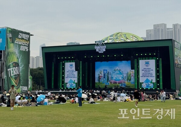 인천 송도 달빛축제공원에서 열린 '2026 이슬라이브 페스티벌' 무대전경. /ⓒ포인트경제