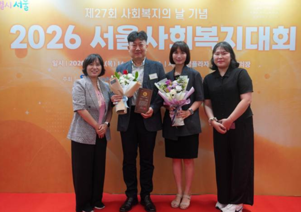 김정남 참사랑봉사단장(왼쪽에서 두번째)과 메리츠증권, 마포동부재가노인복지기관 관계자가 기념사진을 촬영하고있다. /메리츠증권
