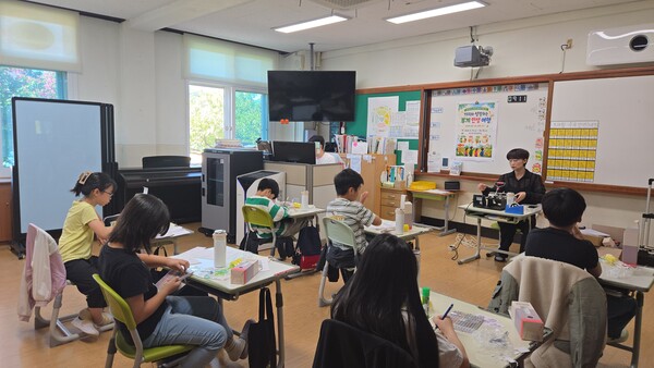 군위 부계초등학교 전교생 32명을 대상으로 한 달간 '인성 여행' 집단 상담프로그램 운영 모습. 사진=군위군청(포인트경제)