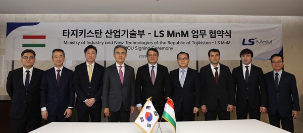 명노현 (주)LS 부회장(우4), 심현석 LS MnM 부사장(우6), 셰랄리 카비르 타지키스탄 공화국 산업신기술부 장관(우5)을 포함한 관계자들이 14일(월), 업무협약을 체결한 뒤 기념촬영을 하고 있다. LS그룹 제공 
