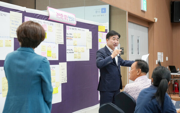 부산진구가 20개 동을 돌며 주민 목소리를 직접 듣는 구민생활소통단을 운영하는 가운데 김영욱 구청장이 지난 11일 하반기 현장 회의에서 발언을 하고 있다. /부산진구청