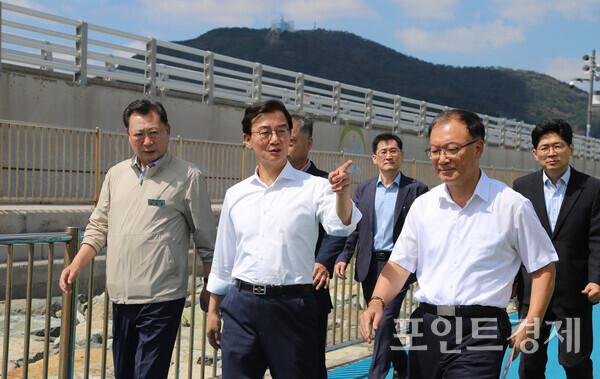 전재수 부산시장(왼쪽 두 번째)이 동구·중구, 서구에 이어 원도심 방문의 마지막으로 21일 영도구를 찾은 가운데 김철훈 구청장(왼쪽)과 함께 X스포츠광장 체육시설을 점검하고 있다. (사진=윤선영) ⓒ포인트경제