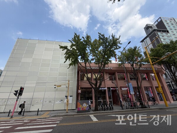 지난 11일 오픈한 '무신사 뷰티 홍대' 매장 옆으로 올리브영 신규 매장 공사가 진행되고 있다. /ⓒ포인트경제