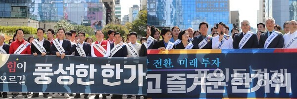 부산 여야가 추석 연휴를 하루 앞둔 23일 부산역 광장에서 나란히 귀향 인사에 나서 명절 민심 잡기에 공을 들인 가운데 국민의힘 이성권 부산시당위원장(왼쪽)과 더불어민주당 박홍배 부산시당위원장이 발언을 하고 있다. (사진=윤선영) ⓒ포인트경제