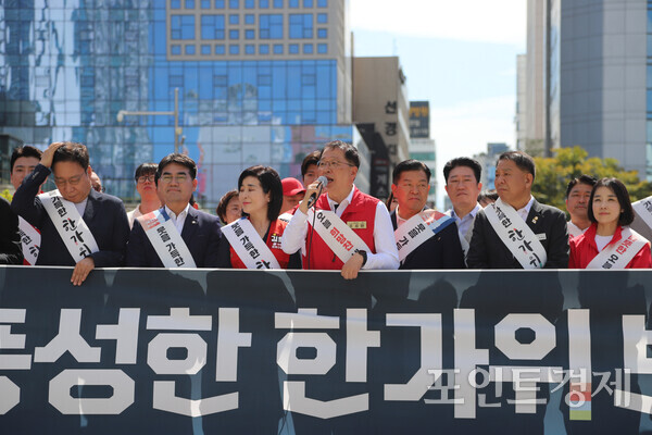부산 여야가 추석 연휴를 하루 앞둔 23일 부산역 광장에서 나란히 귀향 인사에 나서 명절 민심 잡기에 공을 들인 가운데 국민의힘 조승환 국회의원(중·영도구)이 발언을 하고 있다. (사진=윤선영) ⓒ포인트경제
