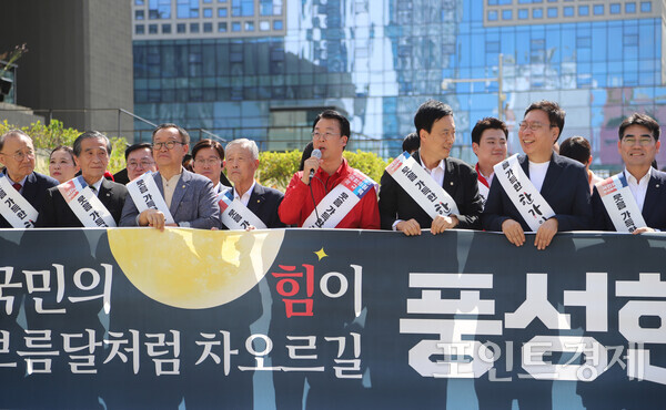 부산 여야가 추석 연휴를 하루 앞둔 23일 부산역 광장에서 나란히 귀향 인사에 나서 명절 민심 잡기에 공을 들인 가운데 국민의힘 곽규택 국회의원(서·동구)이 발언을 하고 있다. (사진=윤선영) ⓒ포인트경제