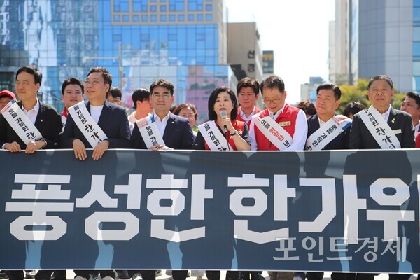 부산 여야가 추석 연휴를 하루 앞둔 23일 부산역 광장에서 나란히 귀향 인사에 나서 명절 민심 잡기에 공을 들인 가운데 국민의힘 김희정 국회의원(연제구)이 발언을 하고 있다. (사진=윤선영) ⓒ포인트경제