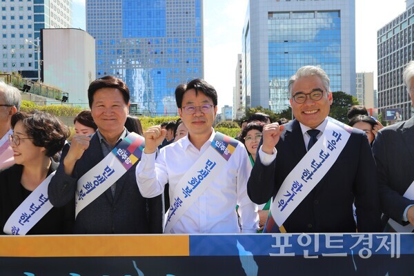 부산 여야가 추석 연휴를 하루 앞둔 23일 부산역 광장에서 나란히 귀향 인사에 나서 명절 민심 잡기에 공을 들인 가운데 더불어민주당 부산시당 최형욱 수석부위원장(왼쪽), 박홍배 시당위원장(가운데), 이재용 수석대변인이 함께 주먹을 화이팅을 하고 있다. (사진=윤선영) ⓒ포인트경제