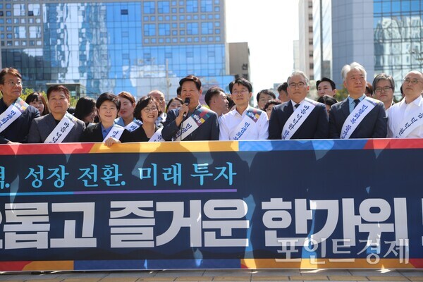 부산 여야가 추석 연휴를 하루 앞둔 23일 부산역 광장에서 나란히 귀향 인사에 나서 명절 민심 잡기에 공을 들인 가운데 더불어민주당 부산시당 수석부위원장(서·동구 지역위원장)이 발언을 하고 있다. (사진=윤선영) ⓒ포인트경제