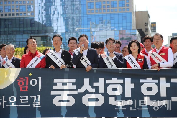 부산 여야가 추석 연휴를 하루 앞둔 23일 부산역 광장에서 나란히 귀향 인사에 나서 명절 민심 잡기에 공을 들인 가운데 국민의힘 정연욱 국회의원(수영구)이 발언을 하고 있다. (사진=윤선영) ⓒ포인트경제