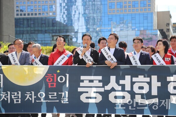 부산 여야가 추석 연휴를 하루 앞둔 23일 부산역 광장에서 나란히 귀향 인사에 나서 명절 민심 잡기에 공을 들인 가운데 국민의힘 정성국 국회의원(부산진구갑)이 발언을 하고 있다. (사진=윤선영) ⓒ포인트경제