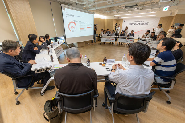 KT가 외식업, 카페, 무인매장 등 다양한 업종의 소상공인 고객과 포럼을 진행하고 있는 모습 /KT