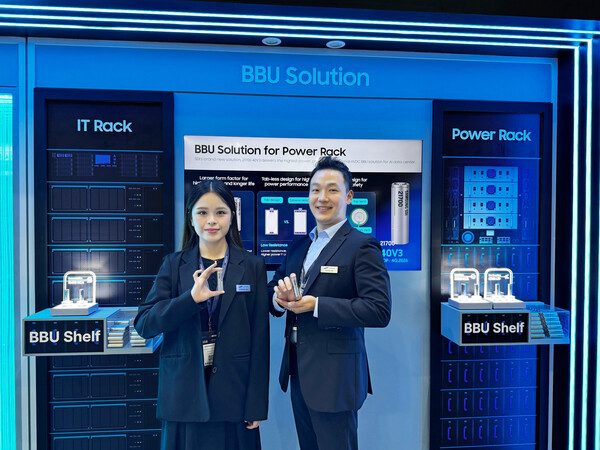 삼성SDI 임직원 모델이 BBU용 배터리를 소개하고 있는 모습 /삼성SDI
