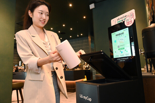 고객이 스타벅스에 설치된 'LG 마이컵'을 이용하고 있다. /LG전자