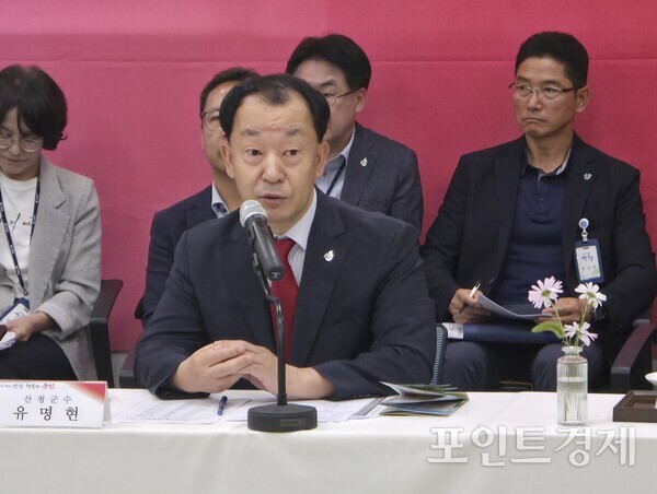유명현 산청군수가 1일 오전 금서면 동의보감촌 엑스포주제관에서 열린 취임 100일 기자간담회에서 발언하고 있다.(사진=임승제) ⓒ포인트경제