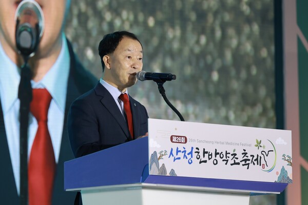 지난 2일 오후 유명현 경남 산청군수가 산청군 동의보감촌 특설무대에서 열린 '제26회 산청한방약초축제' 개막식 행사에서 환영사를 하고 있다. /산청군