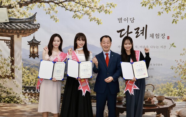 지난 2일 산청군 동의보감촌 주제관에서 '2026 미스코리아 경남 진·선·미 홍보대사 위촉식’이 열리고 있다. 사진 왼쪽부터 김주아(美)·최유리(眞)·유명현 군수·서여은(善). /산청군