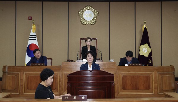 지난 9월 29일 하동군의회 강희순 의장이 제352회 임시회에서 발언하고 있다. /하동군의회