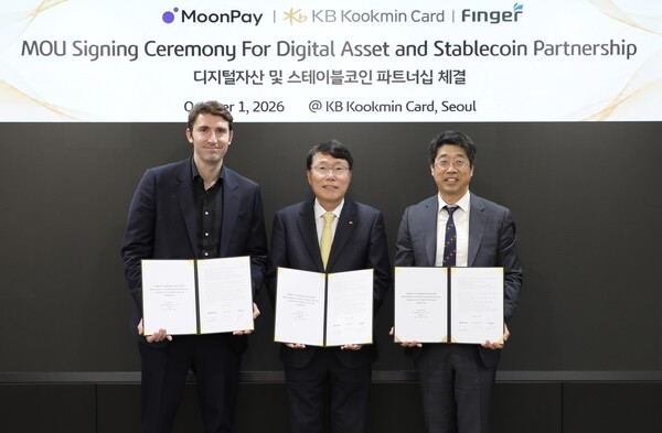왼쪽부터 이반 소토-라이트(Ivan Soto-Wright) 문페이 창업자 겸 최고경영자, 김재관 KB국민카드 사장, 안인주 핑거 대표가 기념촬영을 하는 모습 /KB국민카드